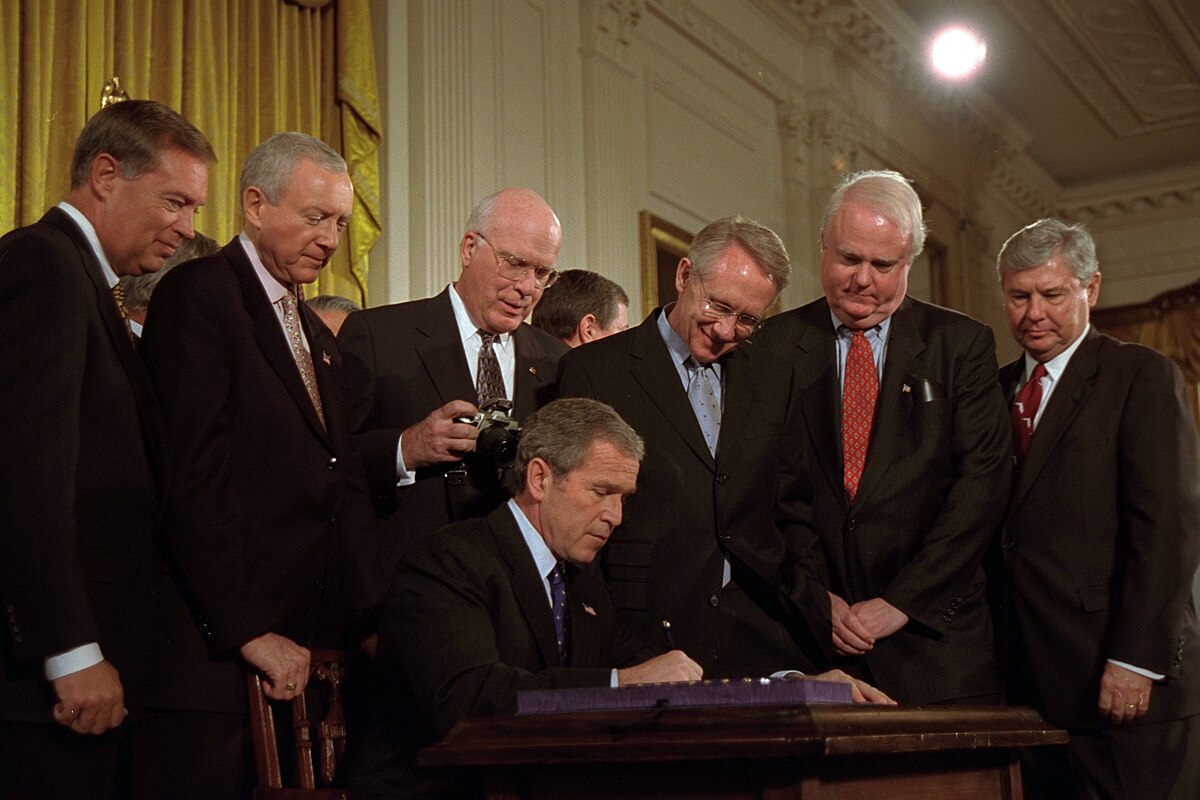 Bush firma il Patriot Act